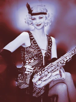 Saxophonistin Monika Ciernia posiert mit einem Saxophon im Stil der 1920er Jahre.