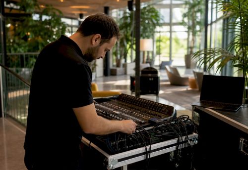 Grundlagen der Veranstaltungstechnik: Praxisleitfaden 2026 5 Fachkraft für Veranstaltungstechnik – verantwortlich für Licht- und Tonsteuerung im Veranstaltungsraum