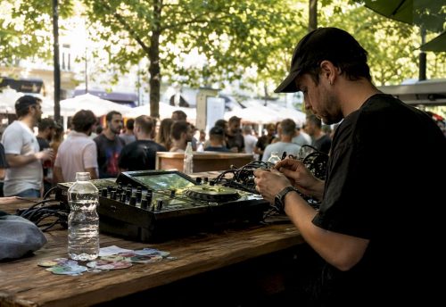 DJ Anbieter Vergleich 2025: Beste Wahl für München 5 Ein DJ baut sein Equipment für eine Veranstaltung in München auf.