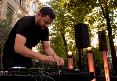 Musikkonzept schrittweise erstellen: Leitfaden für München 4 Der DJ sorgt für die passende Musik und übernimmt auch die professionelle Beschallung sowie das stimmungsvolle Licht für Ihre Veranstaltung.